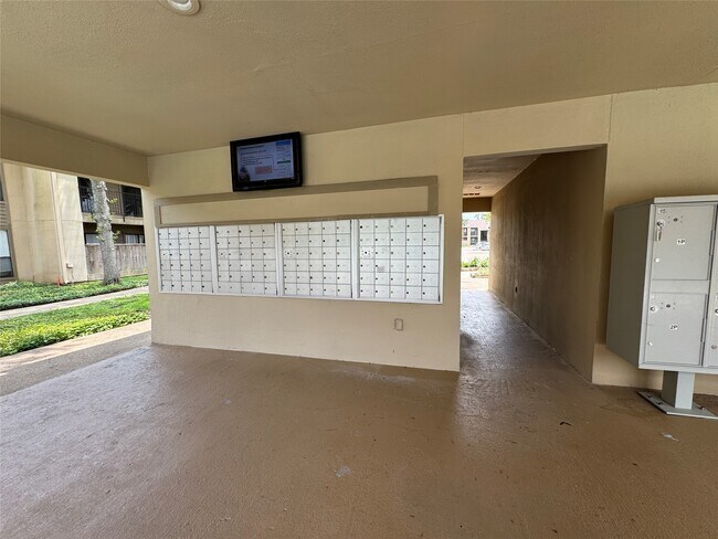 Building Photo - 3300 Pebblebrook Dr
