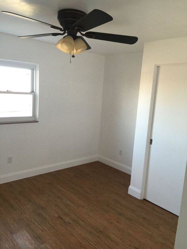 Building Photo - Beautiful South Side Renovation -- Convenience of the flats, peace and quiet of a dead end street!