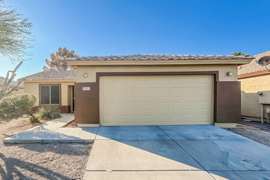 Primary Photo - 1727 E Alicia Dr