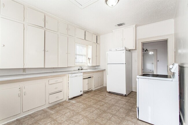 Building Photo - 316 W Avenue A