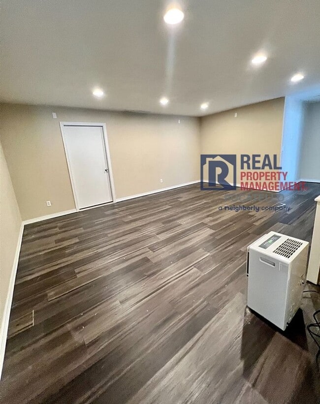 Building Photo - Beautiful 6 Bedroom 3 Bath house - 2 Car Garage - 6 month lease