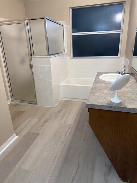 Master Bathe w/ Dual Vanities - 24220 Denali Ct