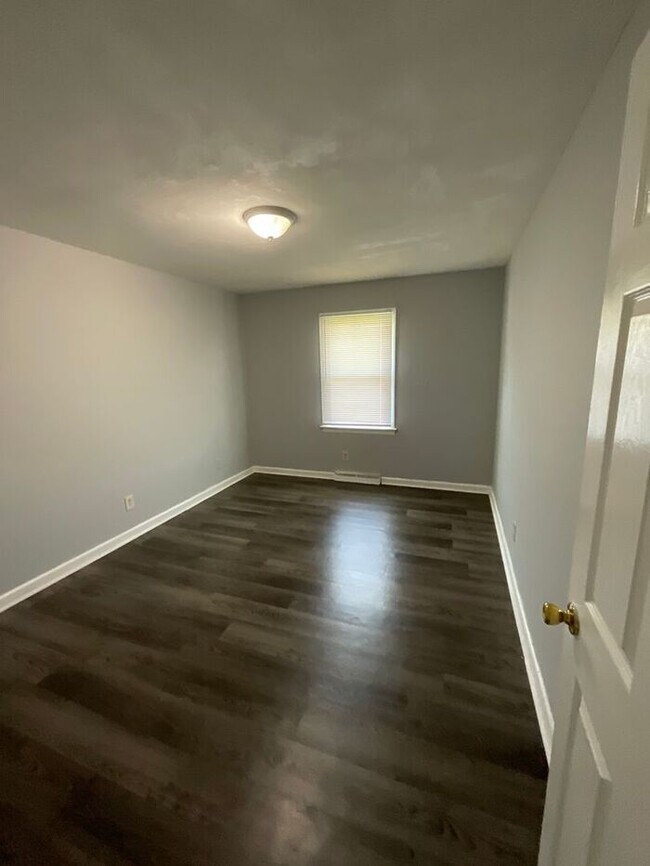 Building Photo - 3 bedrooms one bath apartment located in the Highlands, section of Portsmouth