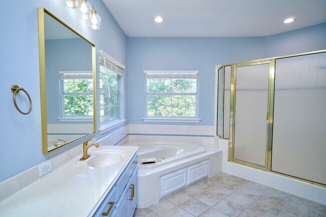 Building Photo - Mission Ridge beauty-4 bedroom 3 1/2 bath-...