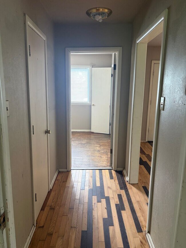Building Photo - $1,500 Move-In Special