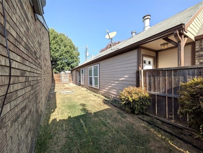 Building Photo - 323 Teakwood Ln