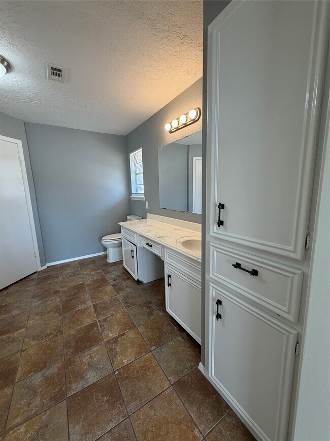 Building Photo - 703 Bayview Dr