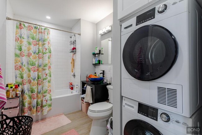 Building Photo - 3 bedroom in Queens NY 11102