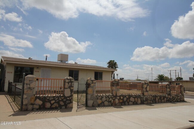 Building Photo - 906 Geronimo Dr