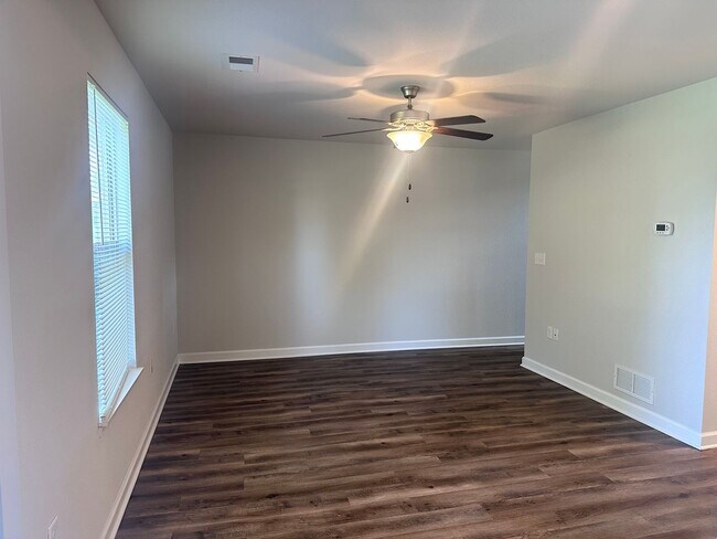 Building Photo - 3 Bed | 2.5 Bath | 2 Car Garage Townhome in Grain Valley w/ Special