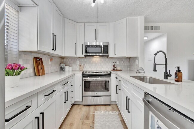 Building Photo - 52 Burgundy N