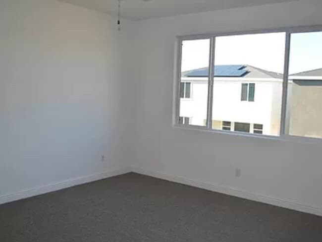 Building Photo - 2402 Urdaneta Way