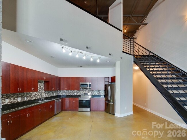 Building Photo - 927 Westmere Ave