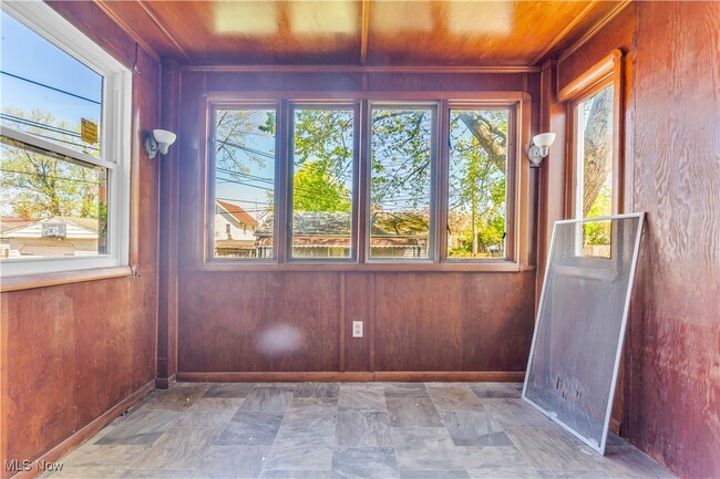 Building Photo - 8517 Rosewood Ave