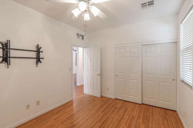 Building Photo - 3 Bedroom Summerlin South Beauty