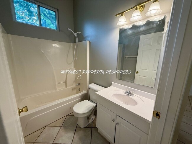 Building Photo - Quaint 2 bedroom 2 bath Near The Square in...