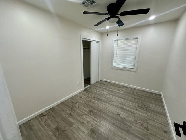 Building Photo - 1447 E Mountain View Rd