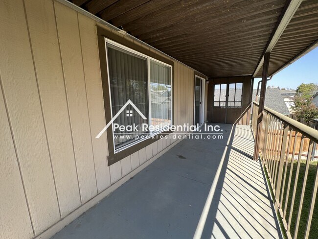 Building Photo - Spacious Elk Grove 2bd/2ba Triplex