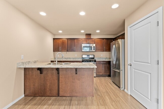 Building Photo - 4Bd/3.5Ba Mountlake Terrace Townhouse