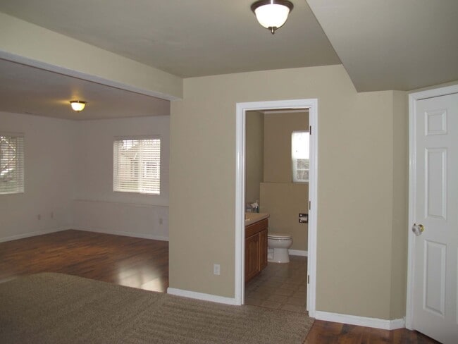 Building Photo - ***PENDING APPLICATIONS***4BD/3BA Home wit...