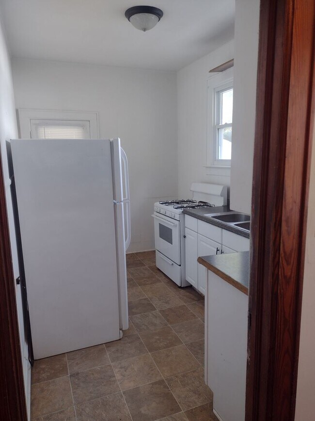 Building Photo - Two Bedroom One Bath Home In Dunbar