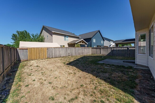 Building Photo - Your Next Home Awaits! 4BR/2.5BA with Fenc...