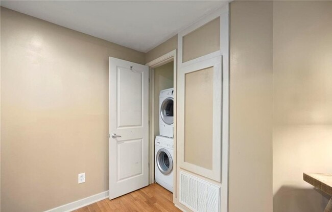 Building Photo - High-End Comfort in Every Detail