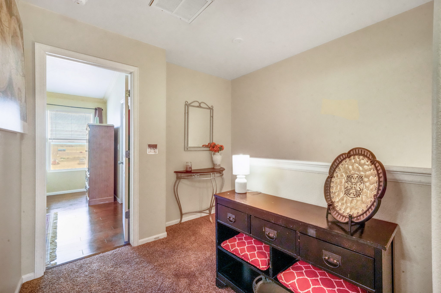 Upstairs Landing - 7662 Sandy Springs Pt