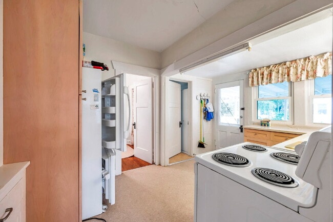 Building Photo - Gulfport Arts District Living — Furnished 3BR Bungalow with Large Yard and Easy Coastal Access |