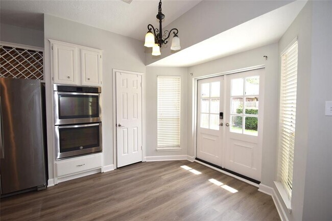 Building Photo - 1322 W Forest Dr