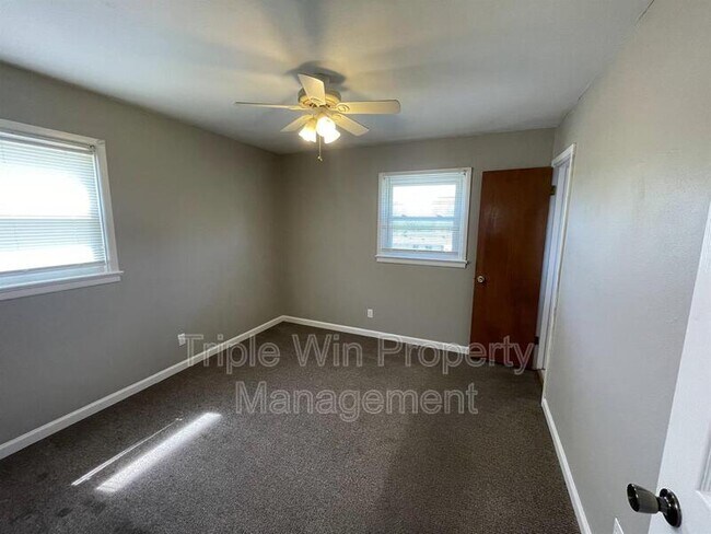 Building Photo - 1105 S Waterford Dr