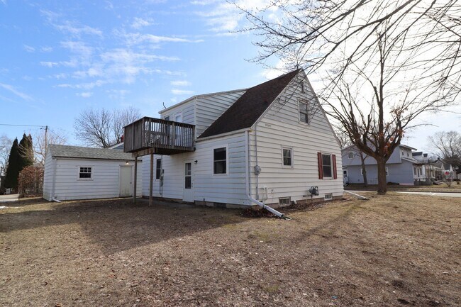 Building Photo - Refurbished 4-Bedroom Home