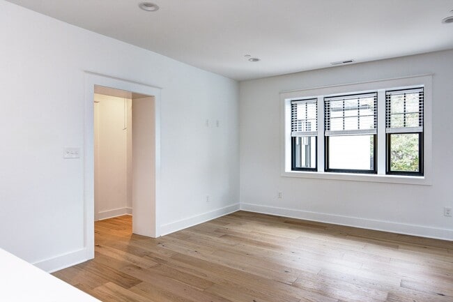 Building Photo - 20 E Redman Ave