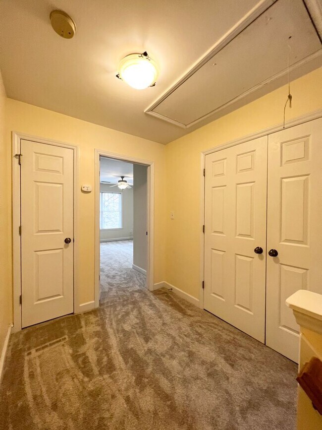 Building Photo - 2 Bedroom Townhome