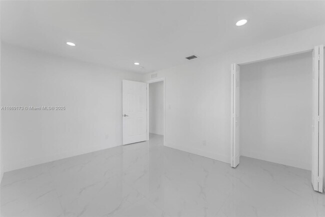 Building Photo - 1390 SW 50th Ave