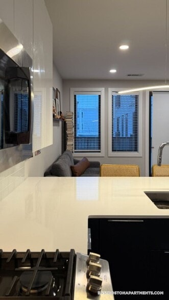 Building Photo - 656 Saratoga St