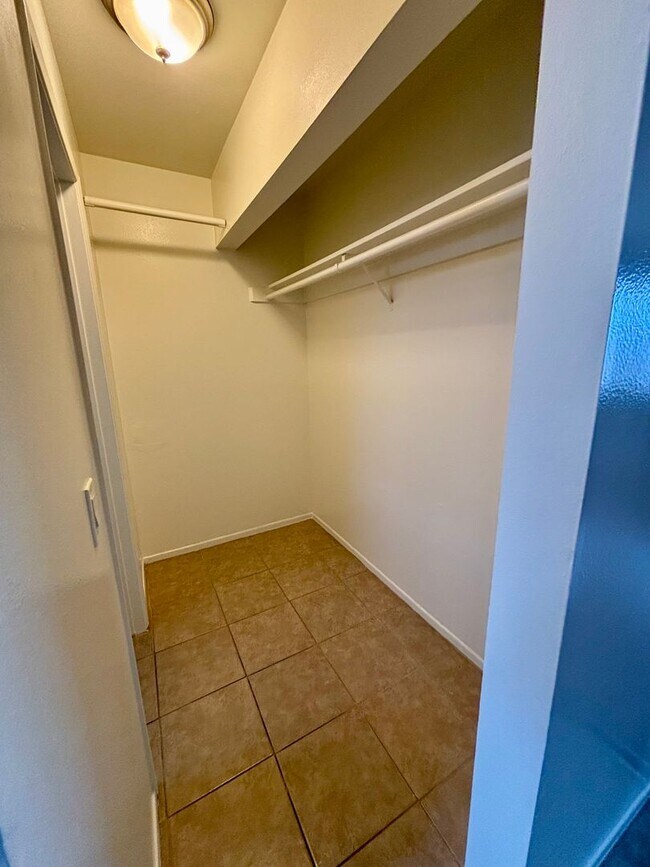 Building Photo - Bright and airy updated second floor Studio, 1 bathroom apartment