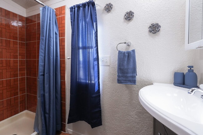 Building Photo - Modern 2-Bedroom/2 Bath Home