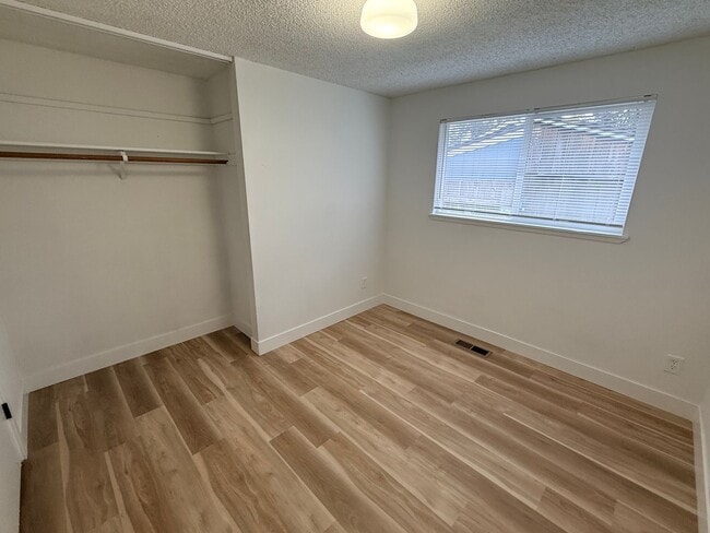 Building Photo - Cute 3 bedroom 1 bath Close to Brentwood City Park and freeway access.