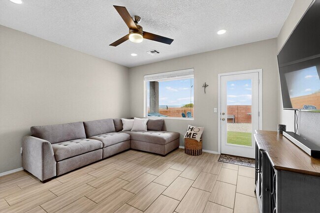 Building Photo - For Rent | Unfurnished Home | 4 Bed / 2.5 Bath | 2 Car Garage | 2-Story | Rio Rancho | Solar