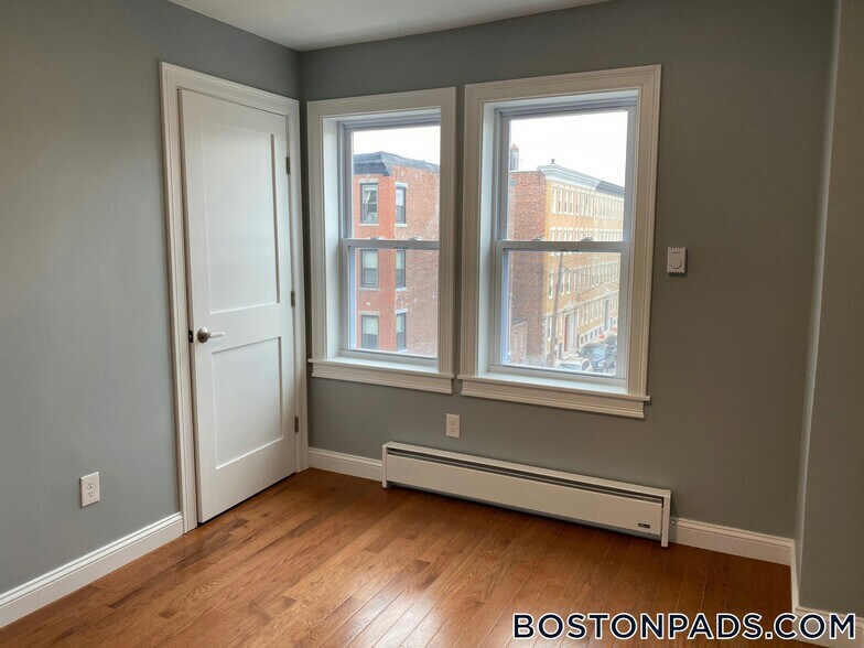 Building Photo - 33 Chelsea St