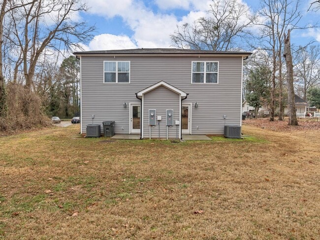 Building Photo - Charming two bedroom two and a half bathroom ready for you to call home!