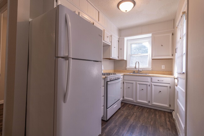 Building Photo - 2807 Flora Dr