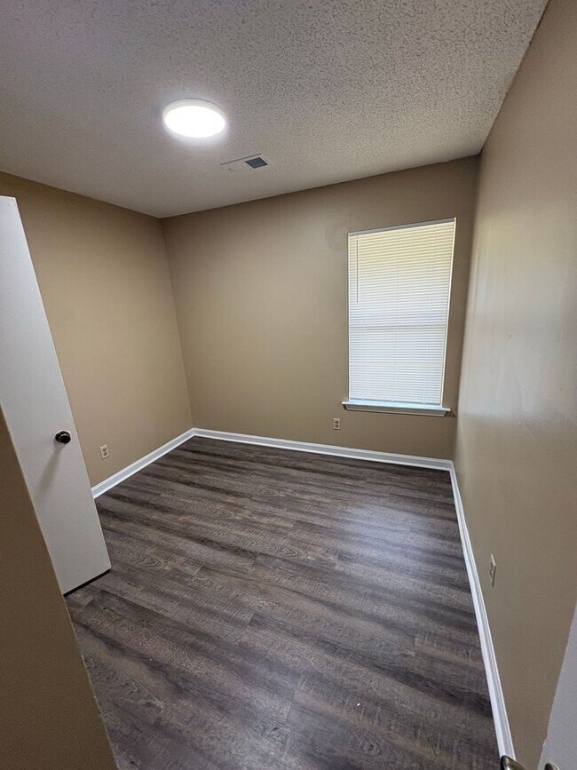 Building Photo - Comfortable 3 bedroom, 2 bath home