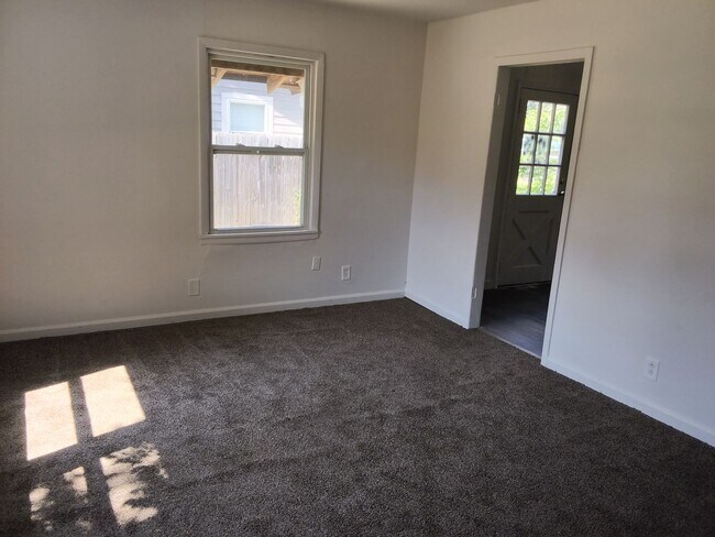 Building Photo - 934 SE Pinecrest Dr