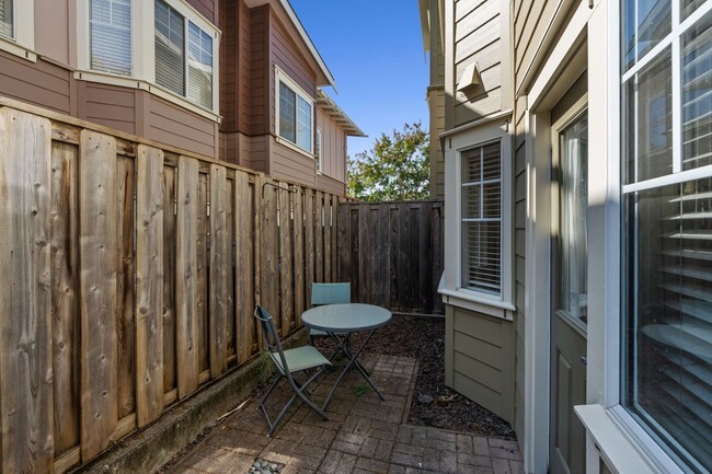 Building Photo - 225 Valley Oak Dr