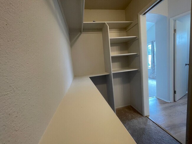 Building Photo - Beautiful 3 Bed 2.5 Bath Home with SOLAR i...