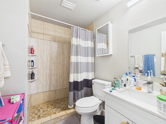 Building Photo - 911 W 22nd St