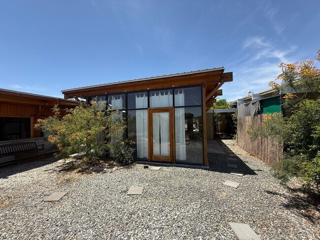 Building Photo - High Desert Retreat- 3 Bedrooms, 2 Bathroo...