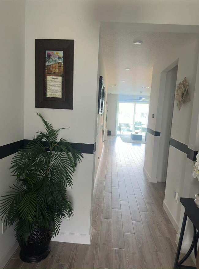 Building Photo - 10495 SW Orana Dr